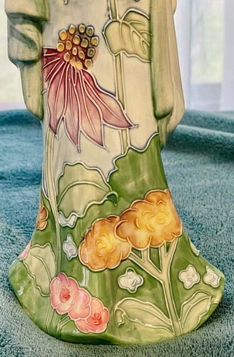 PRECIOSA DAMA DE PORCELANA ARTÍSTICA BENAYA CON FLORES FIRMADA POR MICHAEL MENASHY 2006 - Imagen 12 de 14