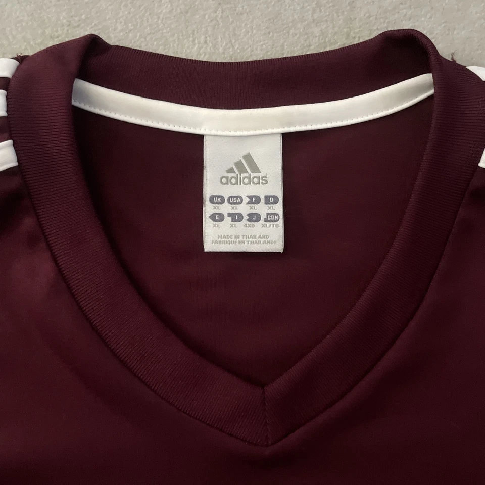 Camiseta Adidas Climalite Manga Corta Para Hombre X-Grande Granate Tres Rayas Cuello en V Foto 4 de 4