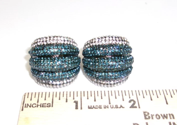 Joan Boyce水晶铺面海蓝宝石透明水晶夹耳环 — 第 2/3 张图片