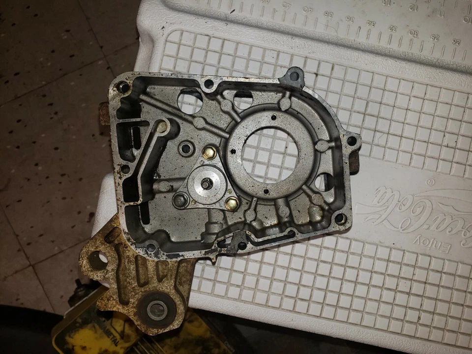 Yamaha Raptor YFM 90 YFM90R 2009-2013 caja de motor derecho usada Foto 2 de 4