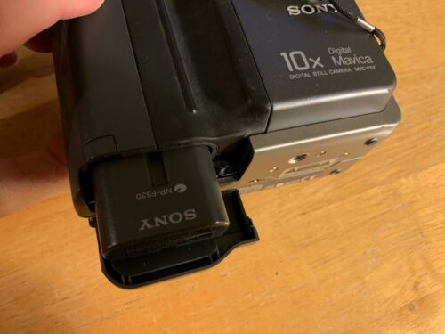 Sony Vintage Mavica MVC-FD7 3.5" floppy disk digital camera - Camera Only - Picture 3 of 8