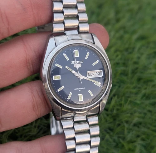 VINTAGE SEIKO 5 JAPAN 7009-8210 AUTOMATIC 17 JEWELS DAY/DATE MENS WRIST WATCH