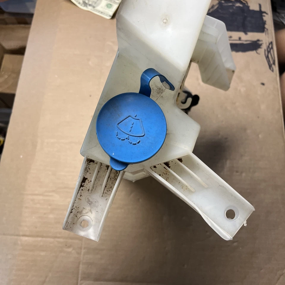 Nissan NV 2500 2012-2019 depósito de lavado OEM. Foto 3 de 4