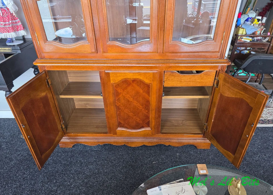 Vitrina tradicional de porcelana de roble de mediados de siglo Curio Hutch Foto 2 de 4