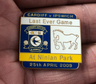 RARE CARDIFF CITY v IPSWICH TOWN LAST EVER GAME AT NINIAN PARK ENAMEL PIN BADGE