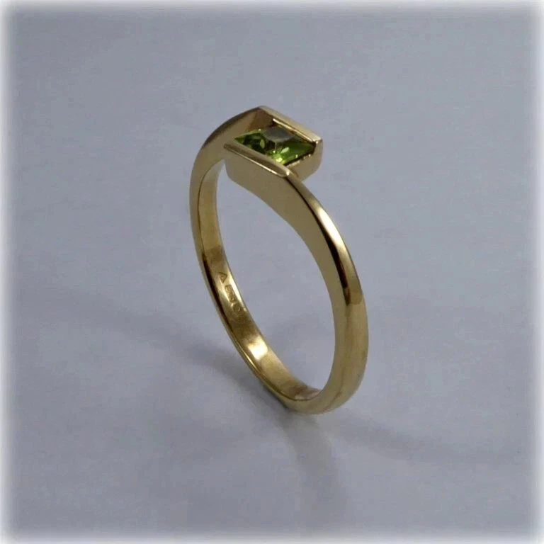 0.80 Ct Princess cut Natural Peridot Solitaire Engagement Ring 14K Yellow Gold - Image 2 of 4