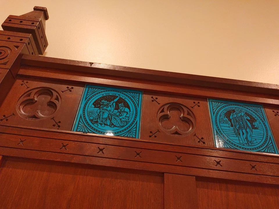 Cama estilo Kimbel and Cabus con azulejos estéticos Minton John Moyr Smith Shakespeare Foto 4 de 4