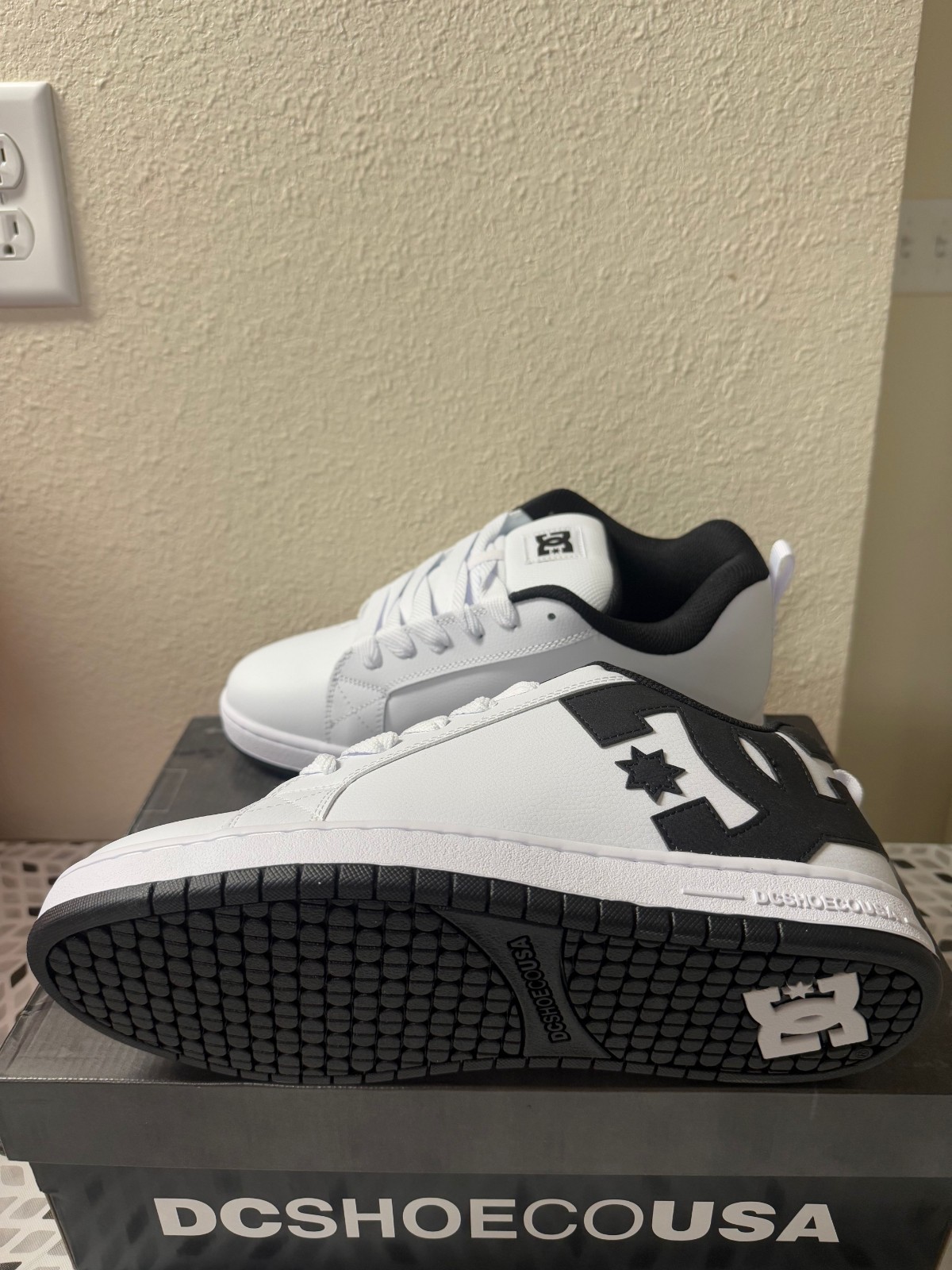 DC SHOES SKATE COURT GRAFFIK WHITE - BLACK 300529 WLK MENS SIZE 10 BRAND NEW