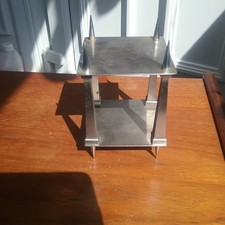 Ein quadratischer Tortentrenner aus Metall Edelstahl für einen zweistufigen Kuchen
