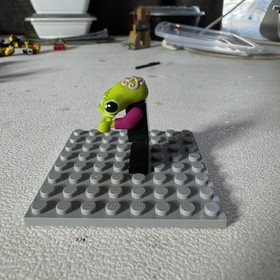 LEGO #7050 (ac002) MINI FIGURE ALIEN QUEST ALIEN PILOT FROM 2011 RETIRED