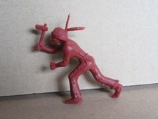 285P Jouet Ancien Plastique Roche aux Fées Figurine Indien + Tomahawk H 6.4 cm