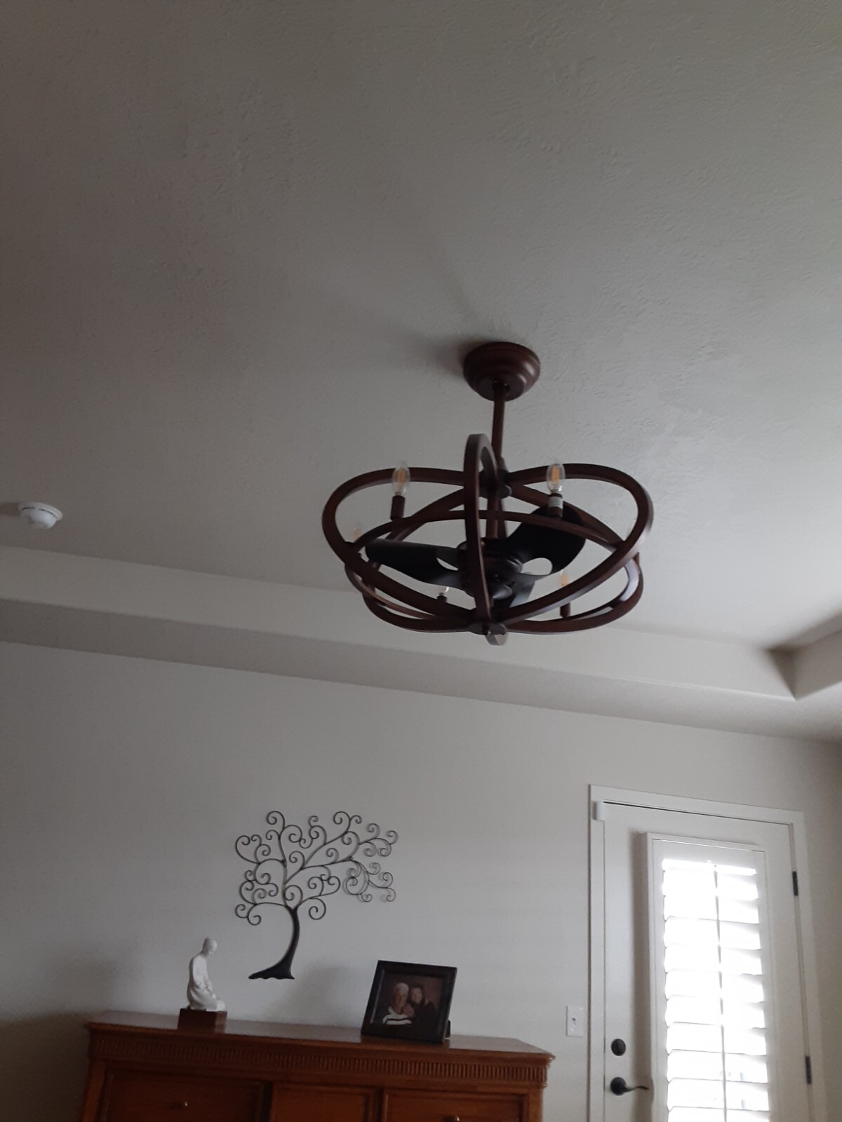 Remote-controlled ceiling fan with built-in light-image