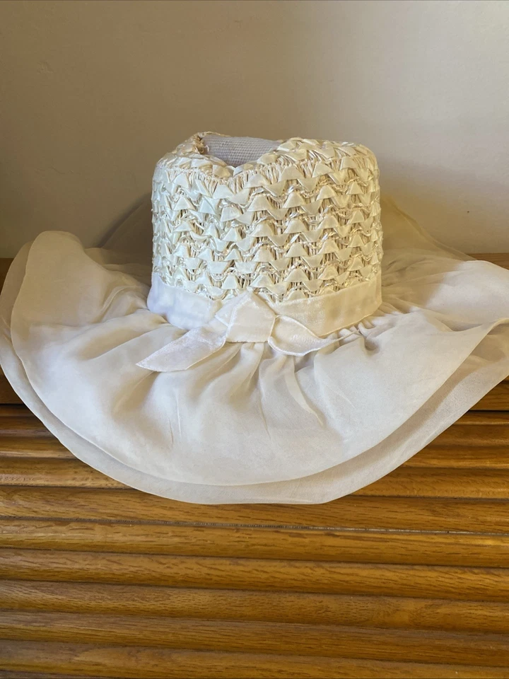 Vintage Union Made Women’s White Lace Hat With A Fabric Brim And White Bow - Image 2 of 4