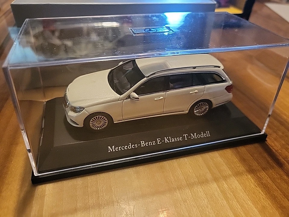 Minicar blanco personalizado concesionario Mercedes-Benz Clase E Estate Wagon 1/43 Foto 2 de 4