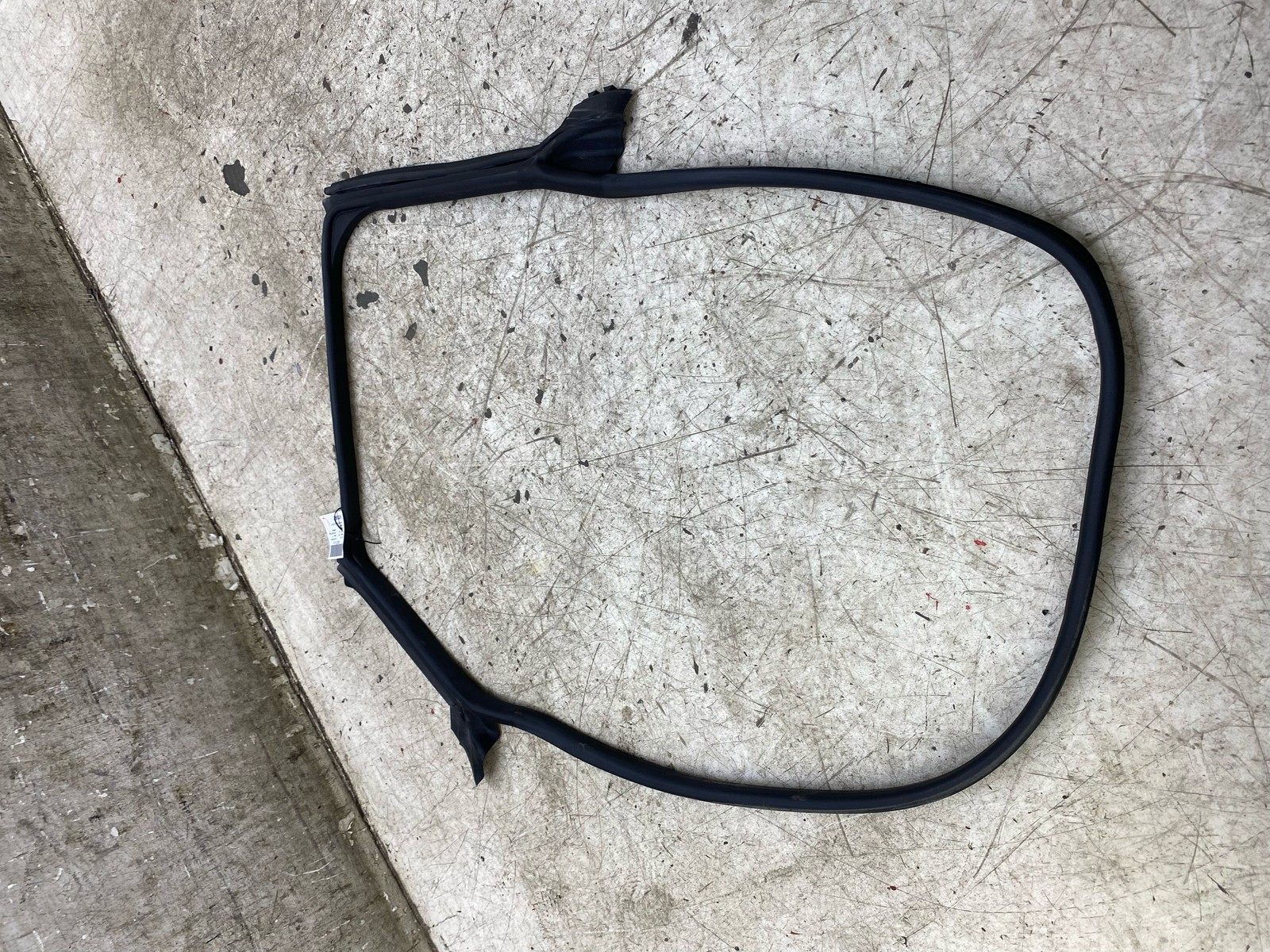 2020-2025 ASTON MARTIN DBX RIGHT REAR DOOR BODY MOUNTED WEATHERSTRIP MY83-25316
