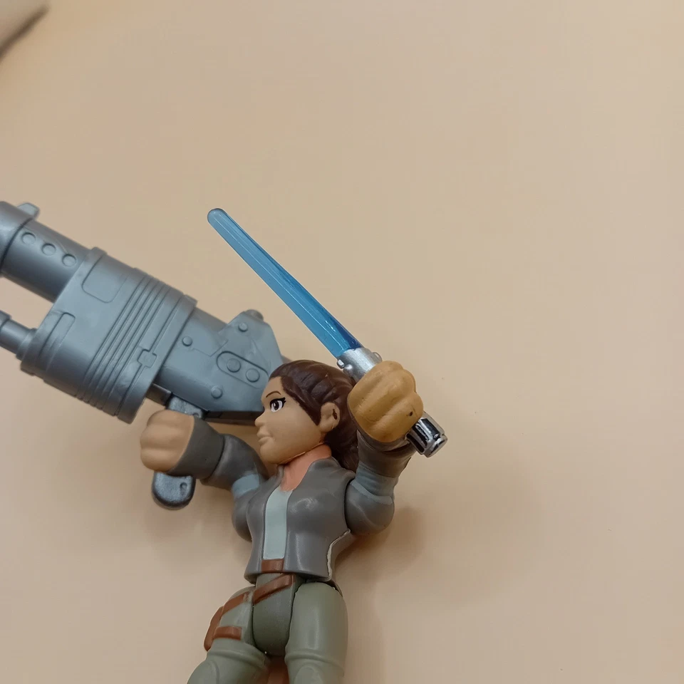 Figura de acción Playskool Star Wars Galactic Heroes Rey juguete sable de luz y bláster Foto 4 de 4