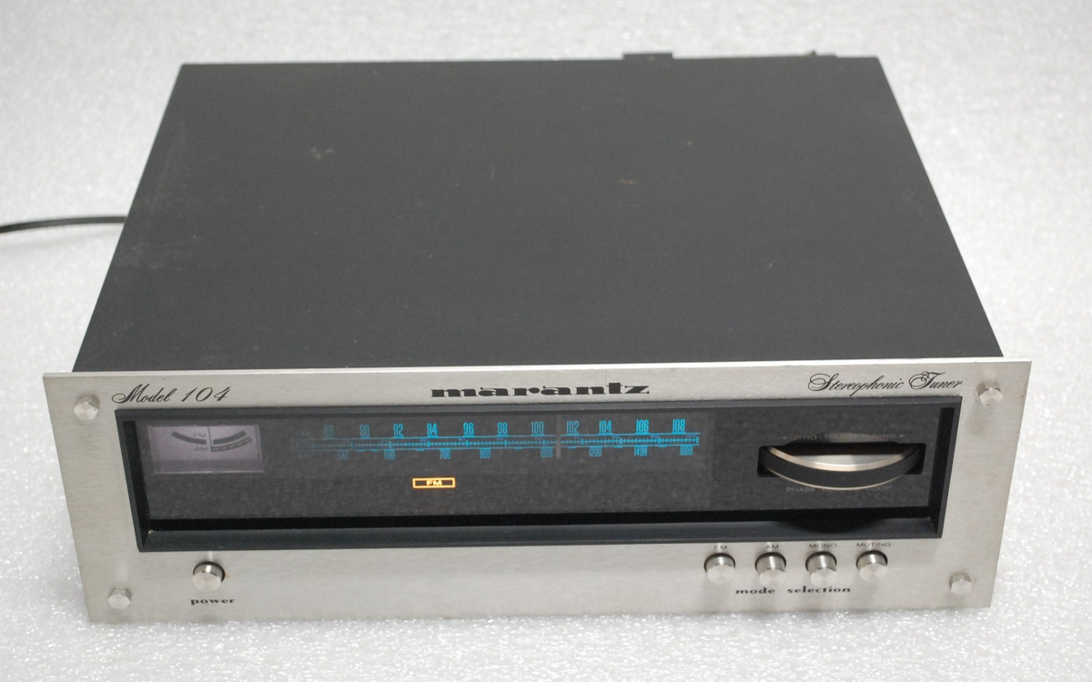 チューナー Marantz マランツ Model 104 ウッドケース付 Marantz Model 104 Stereophonic Tuner, AM/FM, Analogue, mid-1970's