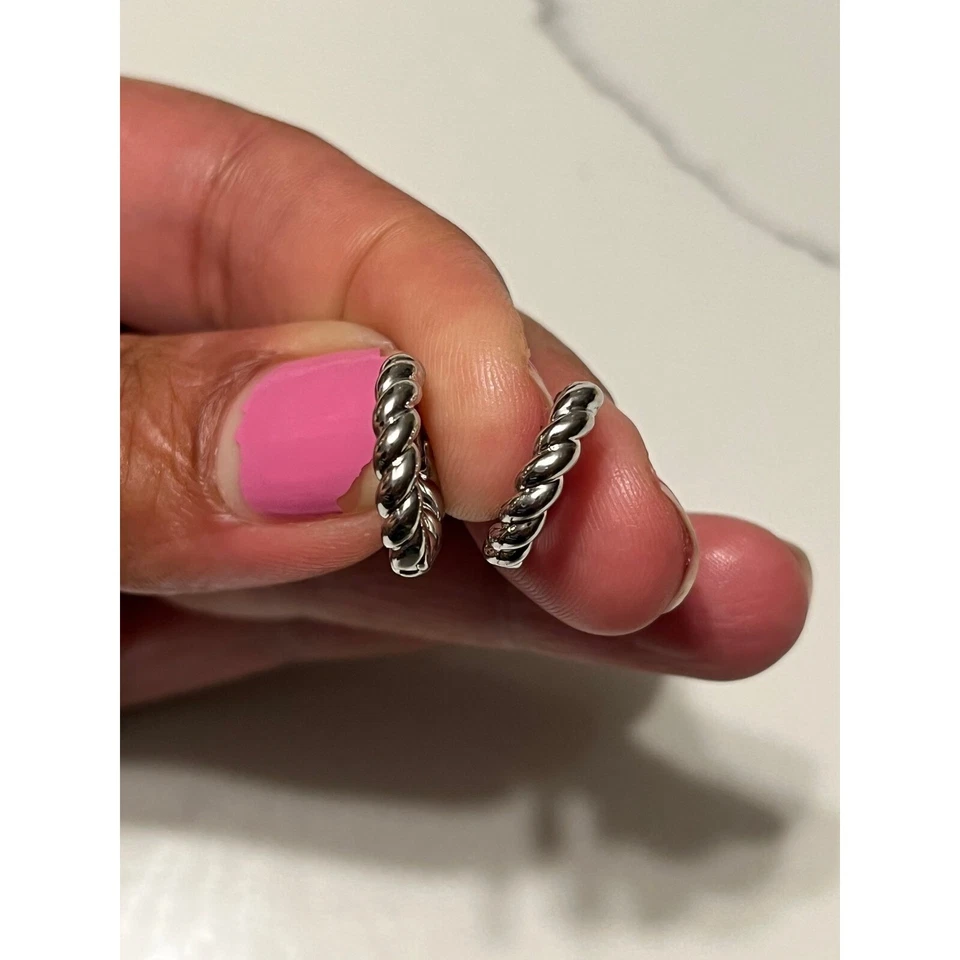 Brincos pequenos de argola de corda torcida folheados a ouro branco 18k huggie huggies martelados - Imagem 3 de 4
