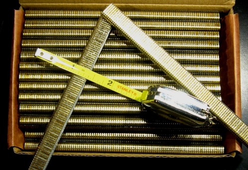 18 gauge 1/4" Narrow Crown Staples 5000/bx Galvanized Chisel Point 3/8" long - Afbeelding 1 van 2