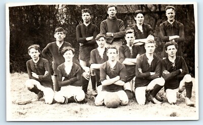 POSTKARTE NICHT IDENTIFIZIERTE JUNGEN FUSSBALLMANNSCHAFT - ECHTES FOTO POSIERT