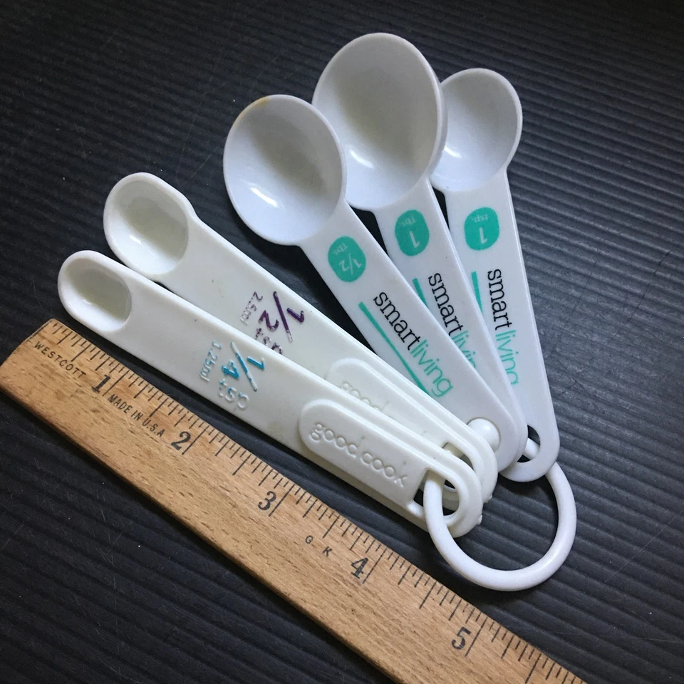 5 Vintage 1990s White Measuring Spoons: Mixed Set (2 Good Cook, 3 Smartliving) - Image 2 of 2