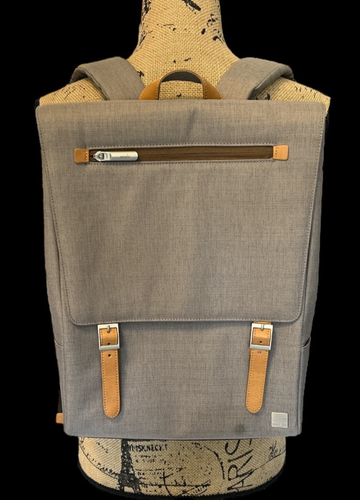 Schmaler Rucksack Moshi Helios Lite taupe beige Laptop Aufbewahrung verstellbare Riemen *Fleck* - Bild 5 von 10