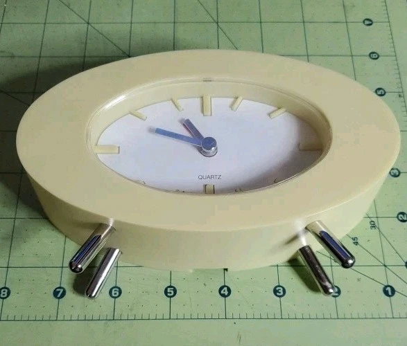 Moderno Reloj Despertador Crema Era Espacial Vintage Cuarzo Japonés Acción. Foto 2 de 4