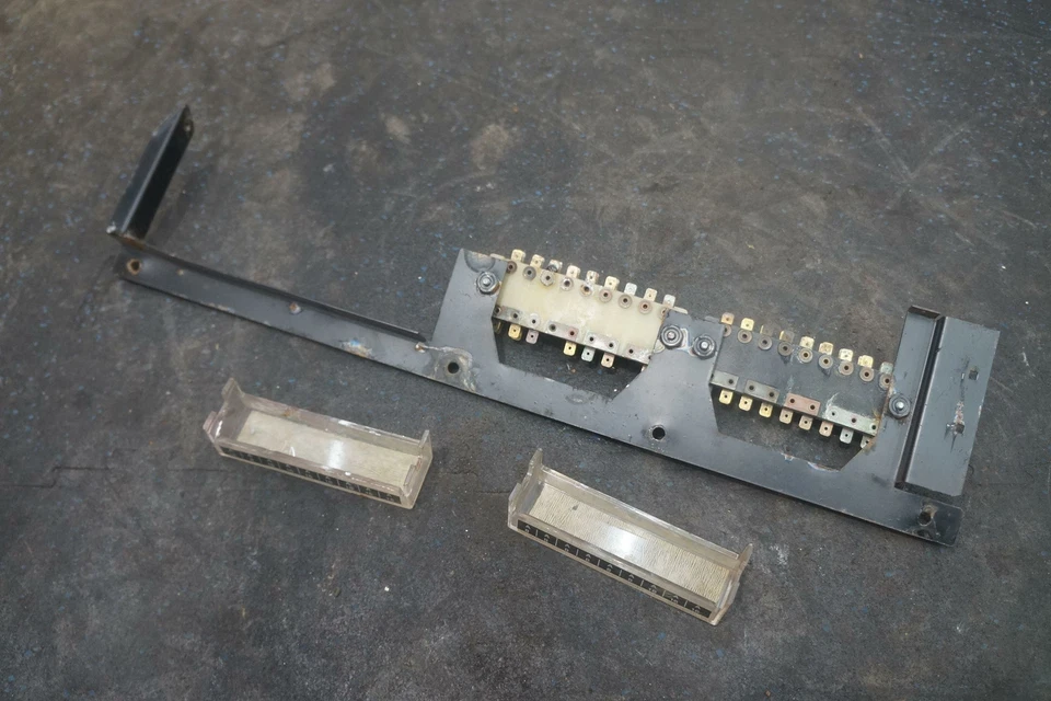 Caja de fusibles delantera derecha relé bloque de unión soporte cubierta Ferrari 308 GTSi 1980 Foto 3 de 3