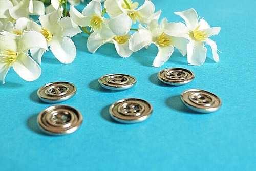 125C/ LES CLASSIQUES PETITS BOUTONS " MÉTAL" ARGENTÉ LOT 6 BOUTONS ÉP.1970/80 - Foto 2 di 3