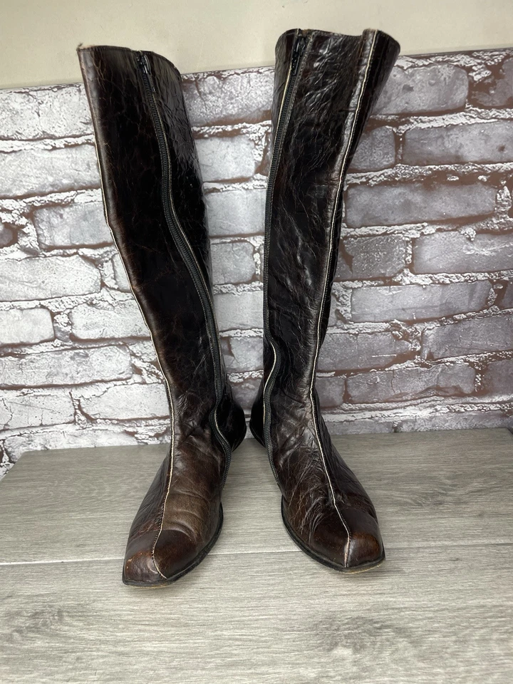 Botas femininas Cydwoq vintage anos 70 couro marrom enrugado esculpido em madeira mod joelho alto 37EU - Imagem 3 de 4