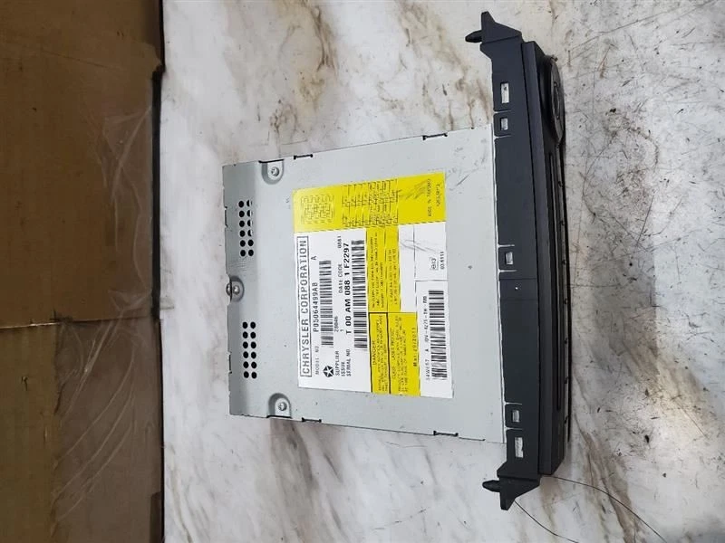 Volkswagen Routan 2012 reproductor de DVD P05064499AB Foto 2 de 4