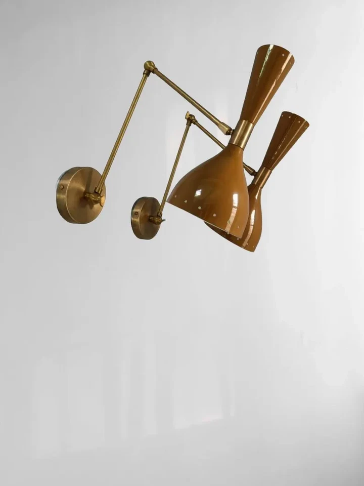 Par de apliques de pared italianos de latón de mediados de siglo: lámparas Diabolo marrón regalo de Halloween Foto 2 de 4