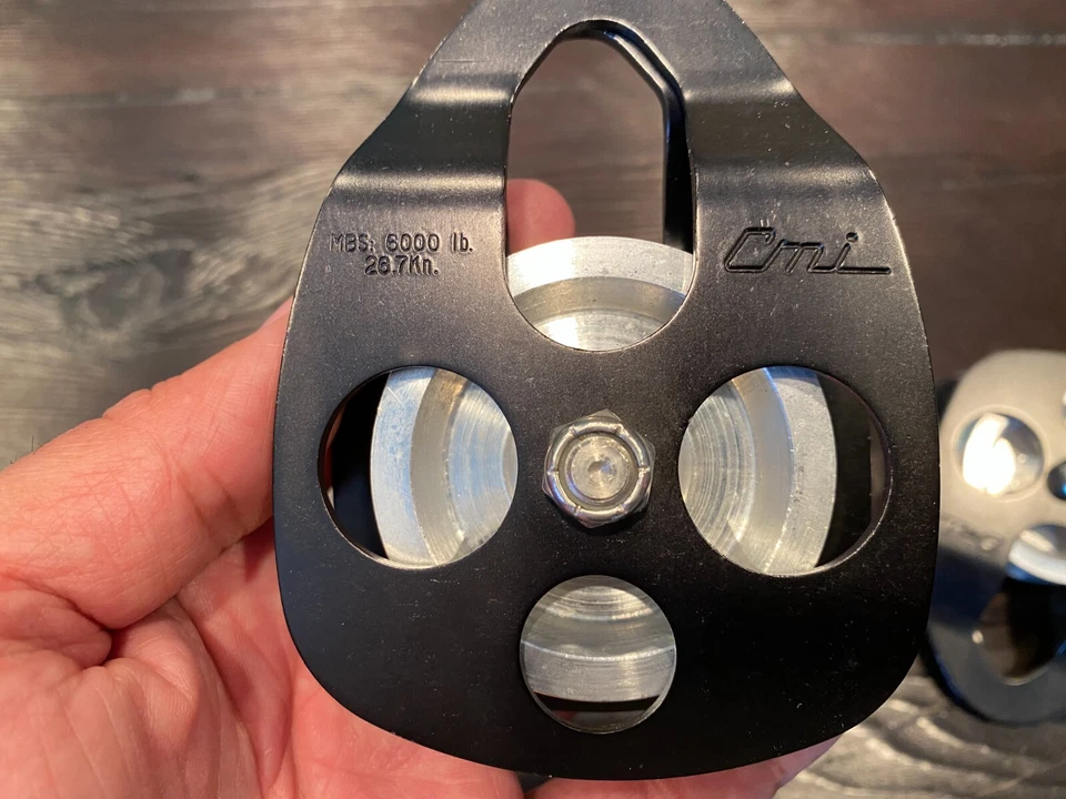 Micro polea CMI con placas laterales anodizadas negras con polea de acero recubierta de zinc de 2-3/8" Foto 4 de 4