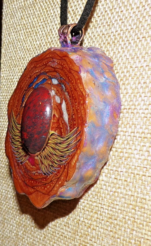 Rojo, Blanco y Azul - Alas de Águila - Colgante Cono de Pino con Piedra de Jaspe Foto 3 de 4