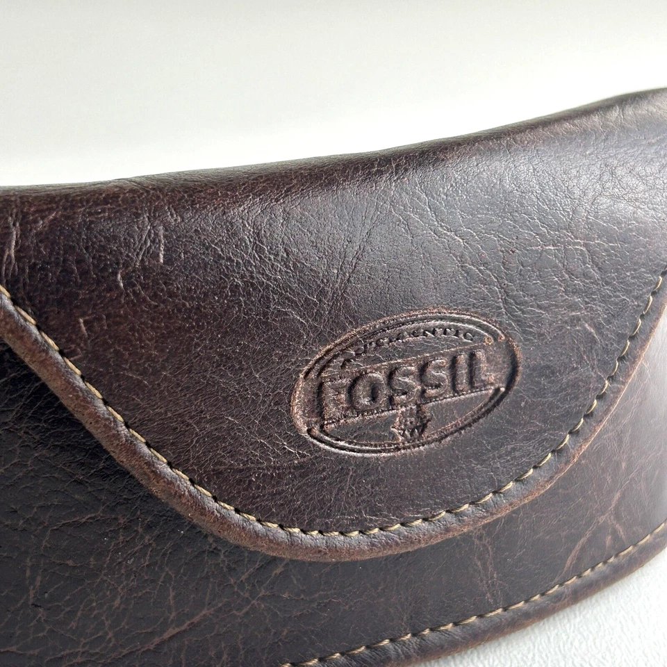 Estuche para gafas de sol con cierre magnético forro suave marrón fósil Foto 4 de 4