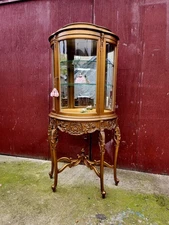 Antique Hollywood regency Style, curio cabinet with 3 shelves. with key