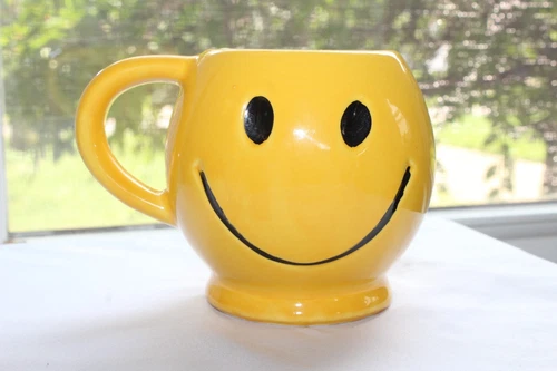 Vintage 1970’s McCoy Pottery USA Ceramic Yellow Smiley Happy Face Mug Coffee Cup