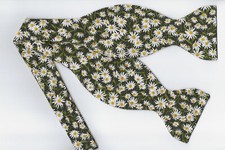 Daisy Bow tie, White Daisies on Dark Green, Spring Wedding Prom Self-tie Bow Tie