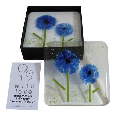 Paar handgefertigte Glasuntersetzer mit einer blauen Blume