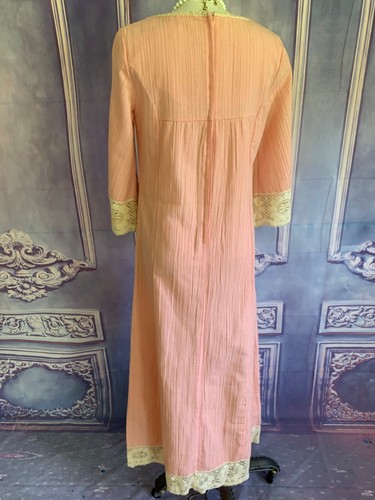 Vintage 1970s MISS K Alfred Shaheen Pink Kaftan SMALL Eyelet Lace Trim Cotton - Picture 8 of 10