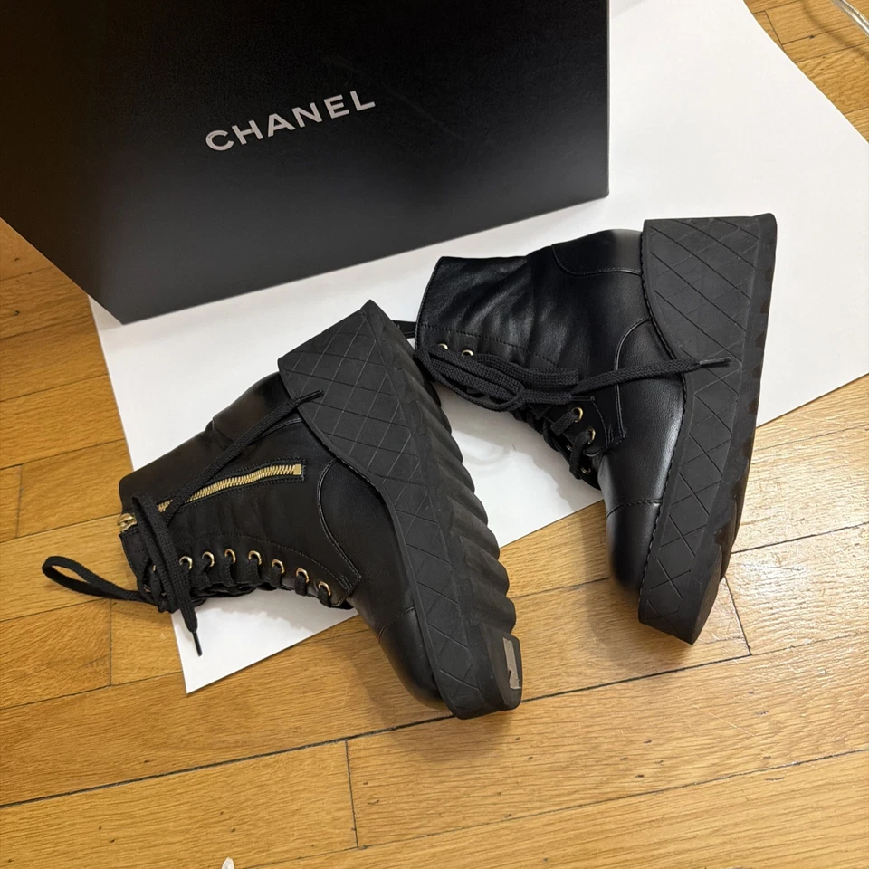 Auténticas botas de combate Chanel negras al tobillo 6,5 usadas una vez con caja que falta lengüeta Foto 3 de 4