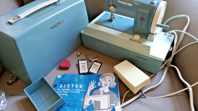 VINTAGE 1960'S SISTER LITTLE GIRL'S ELECTRIC PORTABLE SEWING MACHINE MODEL # 25