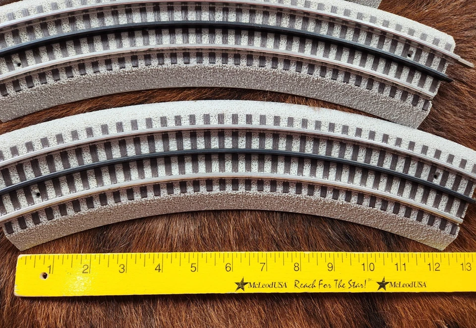 LIONEL SCALE O GAUGE LOT OF 8 CURVED RAIL FASTRACK O-36 FULL CURVE FREE SHIPPING - Image 4 of 4