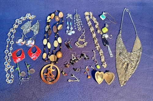 Vintage costume jewelry lot,Fix wear or repair,single pieces.30 total.