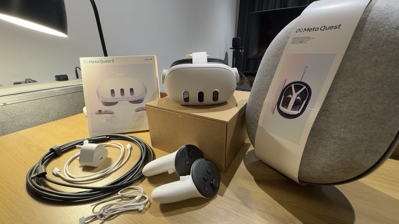 Meta Quest 3 VR Headset with Carrying Case and Meta Quest Link Cable. Excellent!