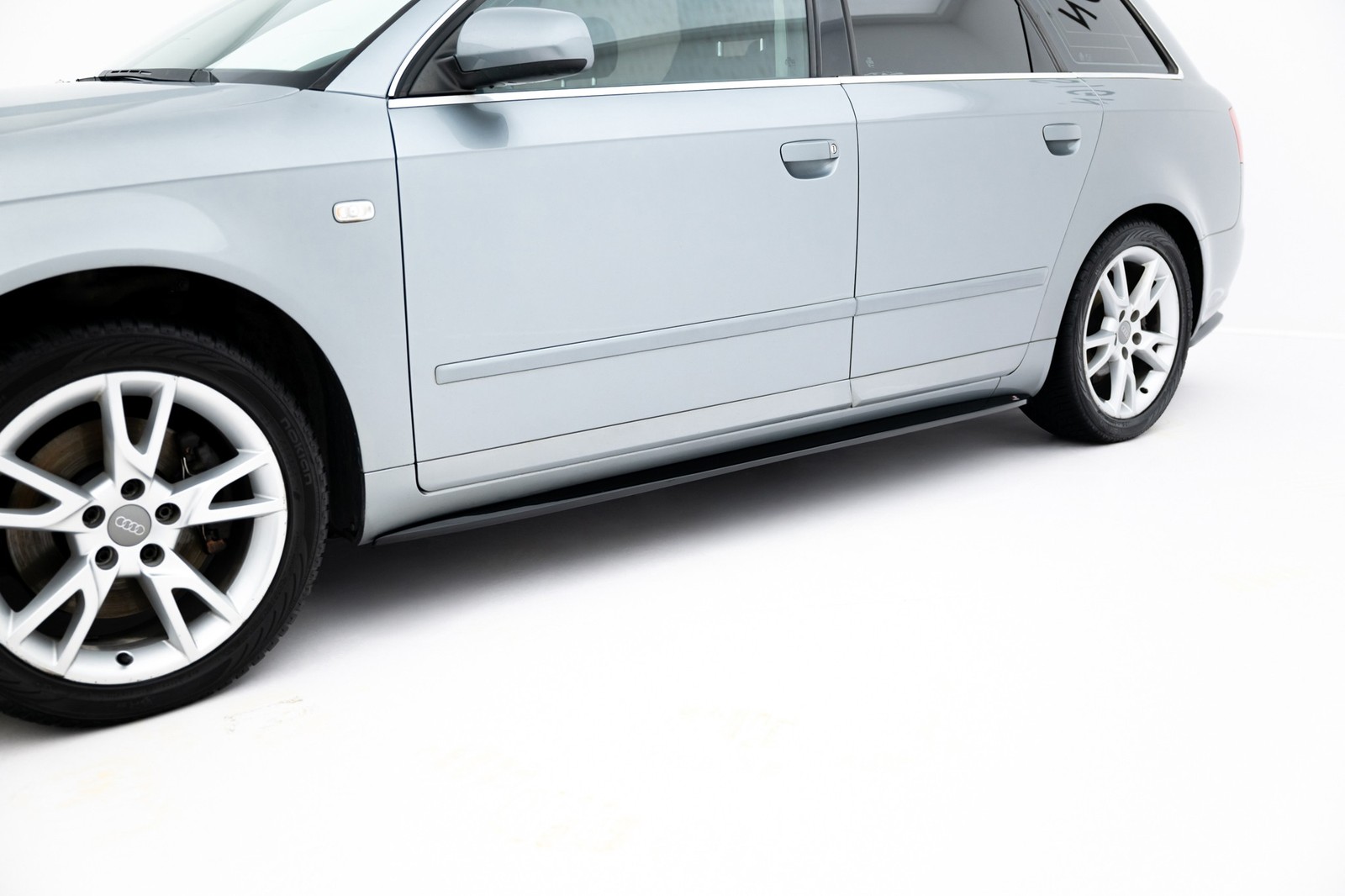 Rajouts bas de caisse Maxton Audi S4 A4 B6 B7 extension tuning noir