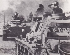 Wartime WWII Photo COLUMN of GERMAN PANAZER TANKS IN ACTION COMBAT 33