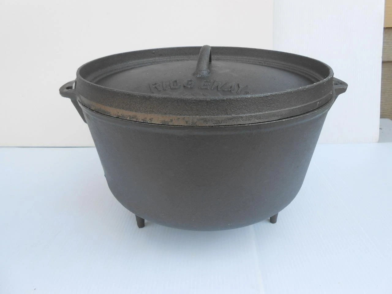 NEW RIDGEWAY by KELTY CAST IRON FOOTED DUTCH OVEN 12" DIA X 5 1/4" DEEP w/CASE