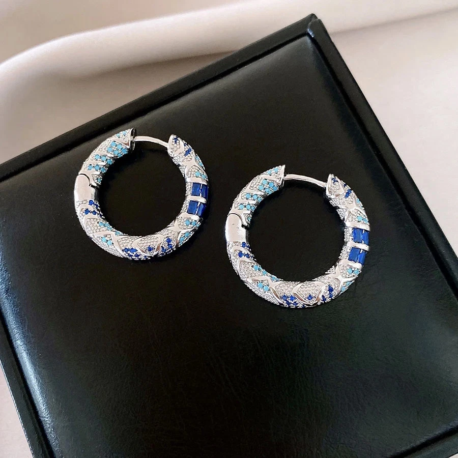 Pendientes de aro redondos de cristal azul para mujer color tono plata esmalte joyería clásica. Foto 4 de 4