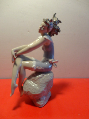 Lladro ''Bathing Beauty # 5615 Porcelain Figurine Made in Spain (10 by 5 by 3'')
